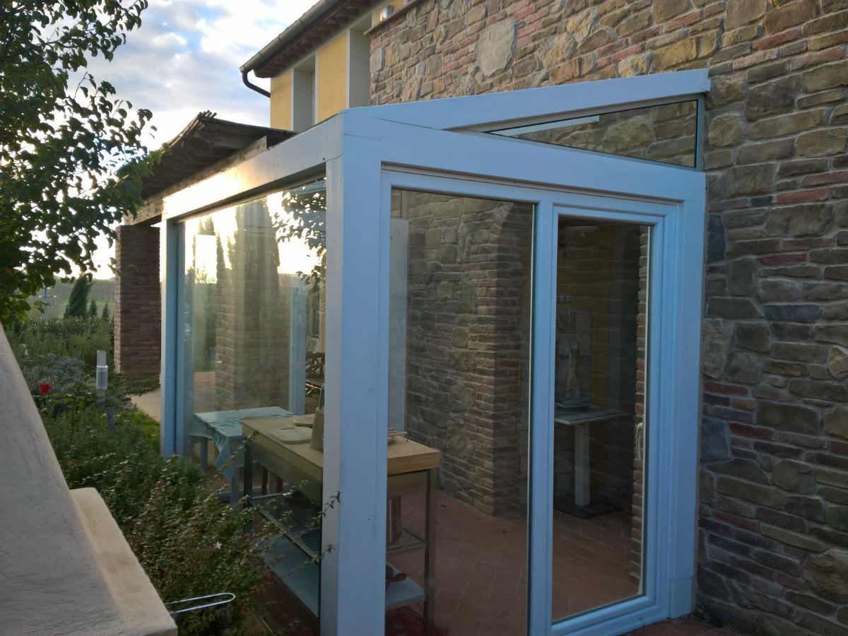 veranda in legno con vetrate