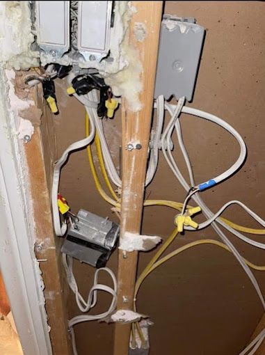 A bunch of wires are hanging from the ceiling in a room.