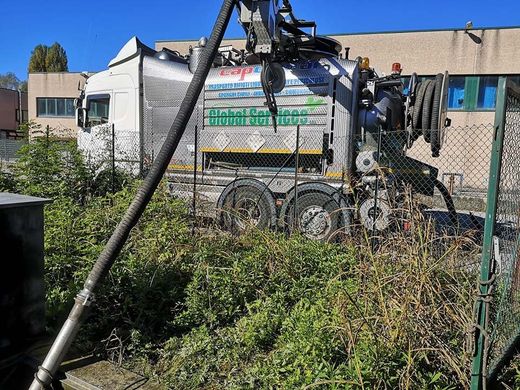 automezzo per la bonifica di serbatoi