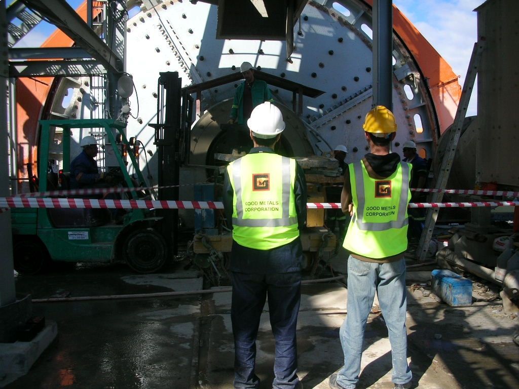 Two construction workers wearing yellow vests with the letter g on them