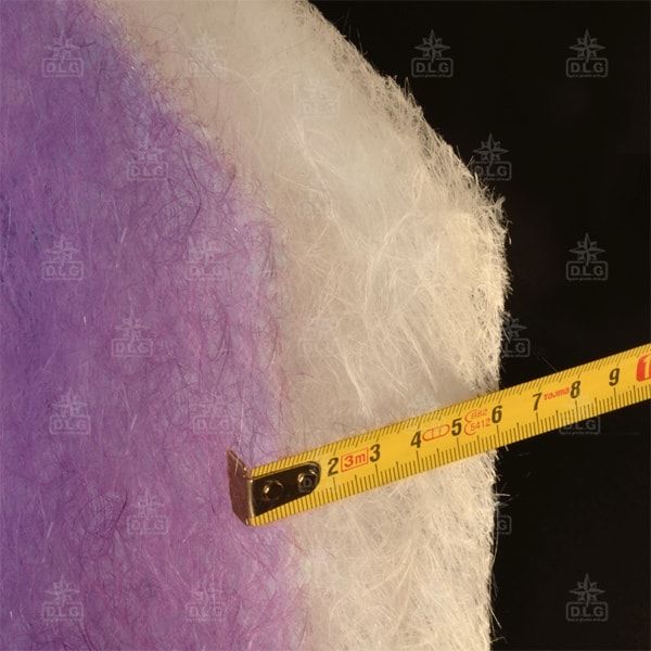 Nastro di misurazione su materiale fibroso viola e bianco.