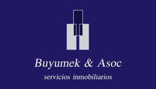 Logo de Buyumek & Asoc, servicios inmobiliarios, sobre fondo azul oscuro y figuras geométricas blancas.