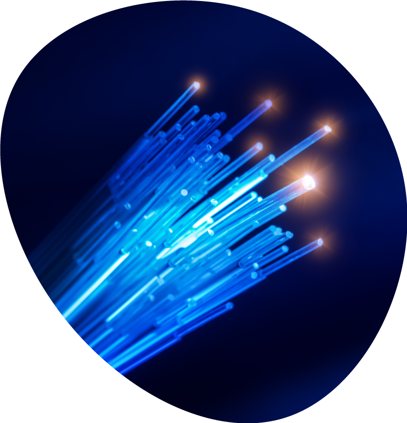Un montón de fibras ópticas azules brillan en la oscuridad.