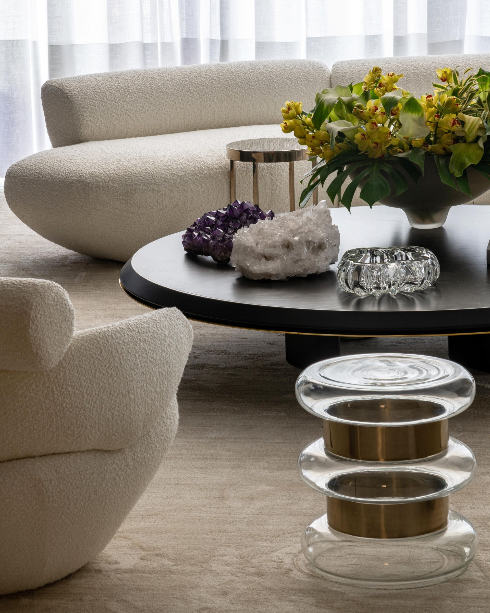 Uma sala de estar com um sofá e uma mesa com flores