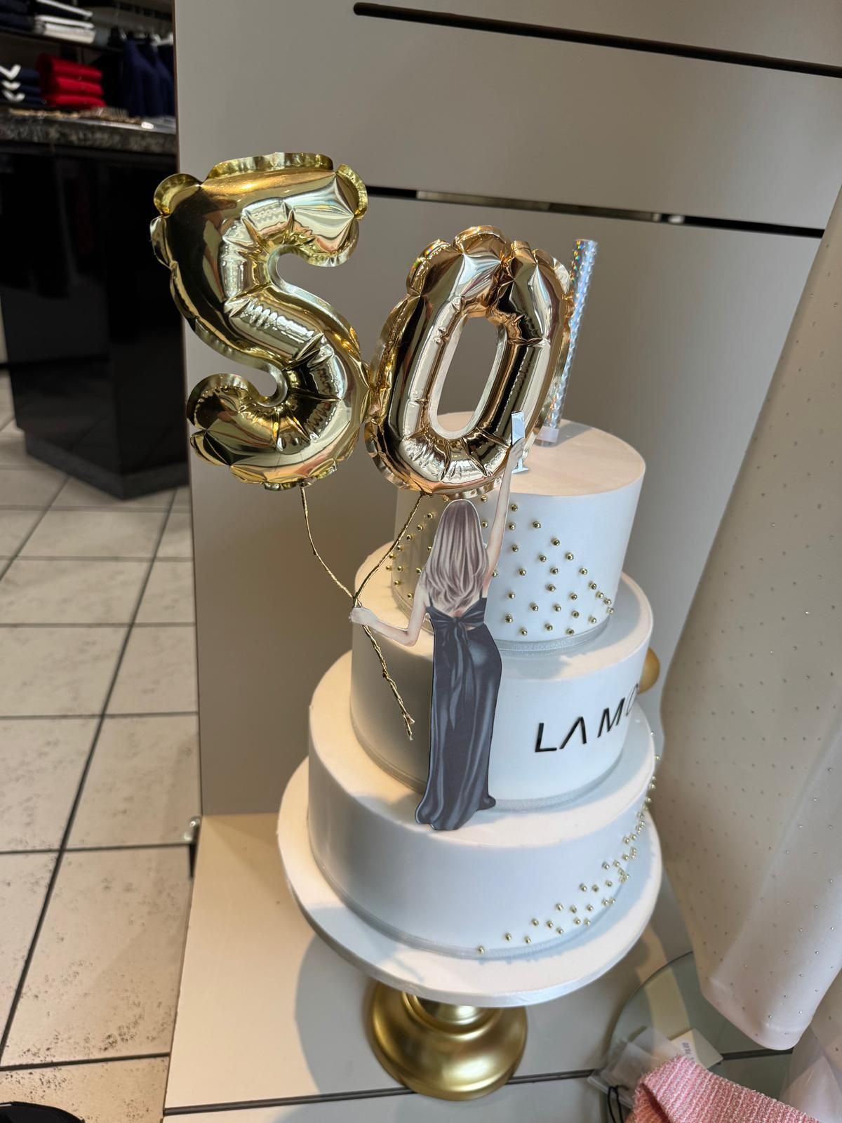 Torta bianca a tre piani con palloncini dorati