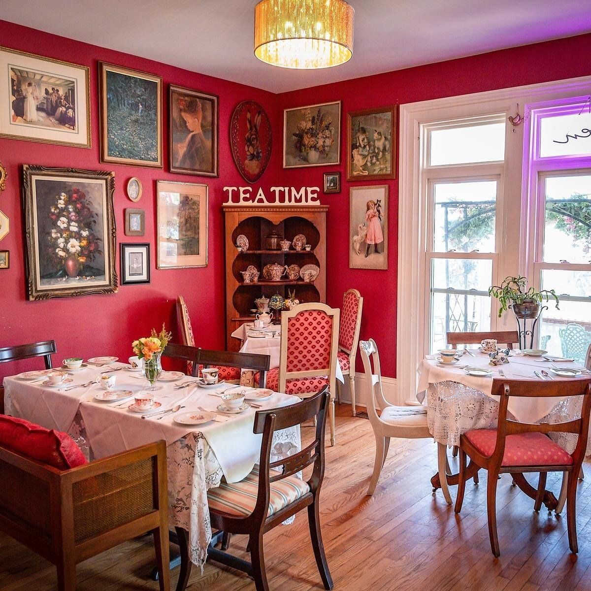 A room with red walls and a sign that says teatime.