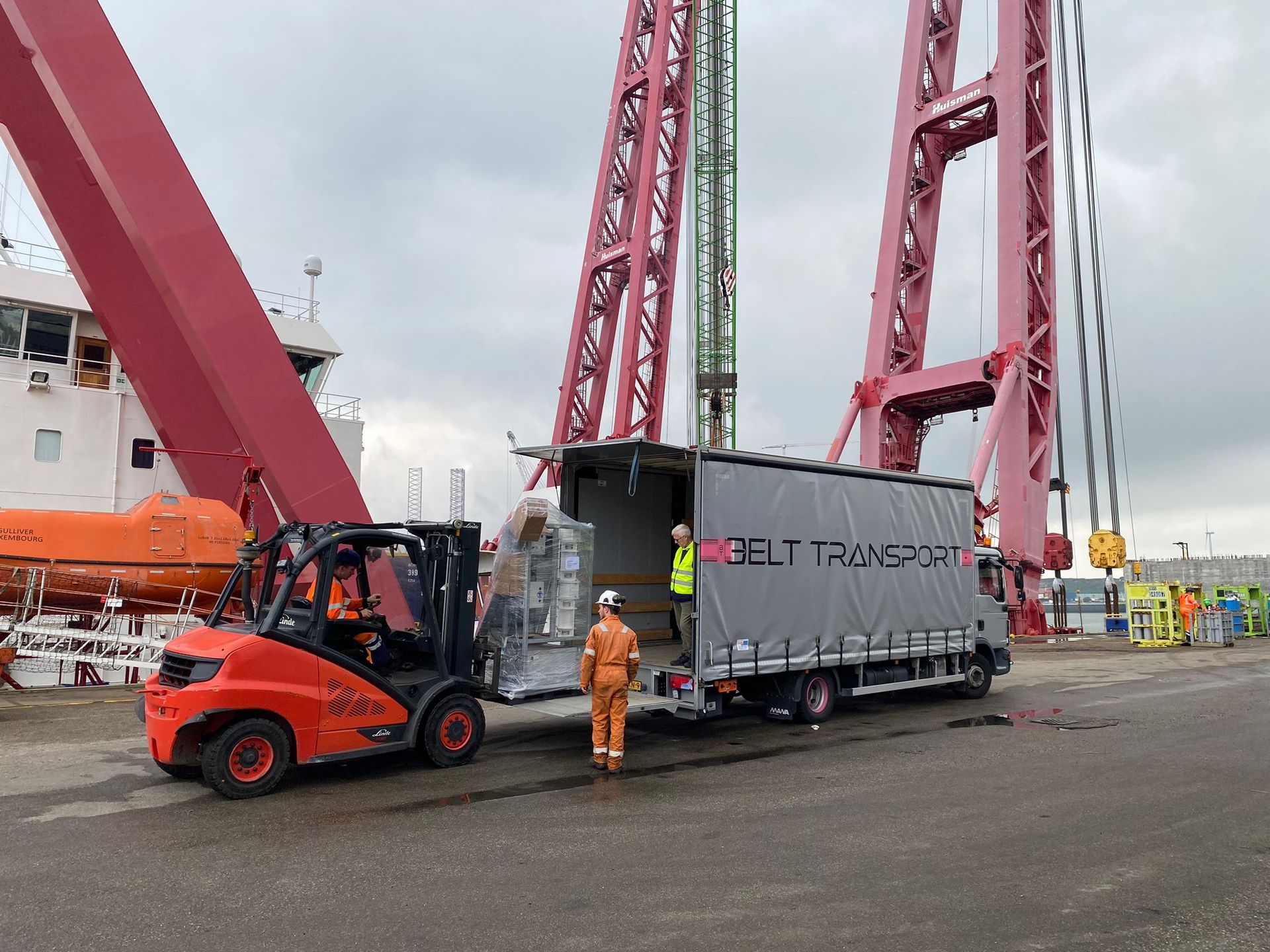 Belt Transport Het webfleet solutions-logo is een gecertificeerde partner van het bedrijf. NIWO Eurovergunning Transport TLN containers tanktransport Swapbody 20ft 40ft containertransport Maasvlakte Botlek Nederland Benelux  Six Sigma Lean Efficiency Efficient  gevaarlijke stoffen Track and trace transport vacature chauffeur CE werk vrachtwagen vrachtwagenchauffeur trekker ADR Tank