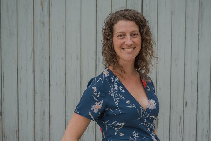Schön, dass Du hier bist.
Ich bin Stefanie Fuchs, Mama von 2 Jungs, und begleite Menschen mit viel Herz, Achtsamkeit und einem ganzheitlichen Blick.
Die Arbeit mit Babys, Kindern, Jugendlichen und Frauen liegt mir besonders am Herzen. Während einer schweren Immunerkrankung meines Sohnes durfte ich ergänzende und alternative Behandlungsmethoden zur Schulmedizin kennen lernen und die positiven Auswirkungen eines ganzheitlichen Ansatzes erleben.
Durch meine verschiedenen Methoden kann ich individuell auf die jeweilige Situation eingehen und schauen, was gerade gebraucht wird.
Dabei steht für mich immer eines im Mittelpunkt:
Der Mensch – mit seiner eigenen Geschichte, seinen Bedürfnissen und seinen ganz persönlichen Ressourcen.
#Jungsmama # Naturliebhaberin # Kaffee-Fan # Gesundheits-und Kinderkrankenpflegerin # Praxisanleiterin für Pädiatrie # Reflextherpeutin für frühkindliche Reflexe # Cranio Sacrale # Kinesiologie # Kursleiterin # Babymassage # Eltern-Kind-Gruppe # Kids&Teen Yoga# Beckenbodentrainerin #