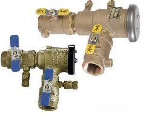 Un couple de valves en laiton avec des poignées bleues sur fond blanc.