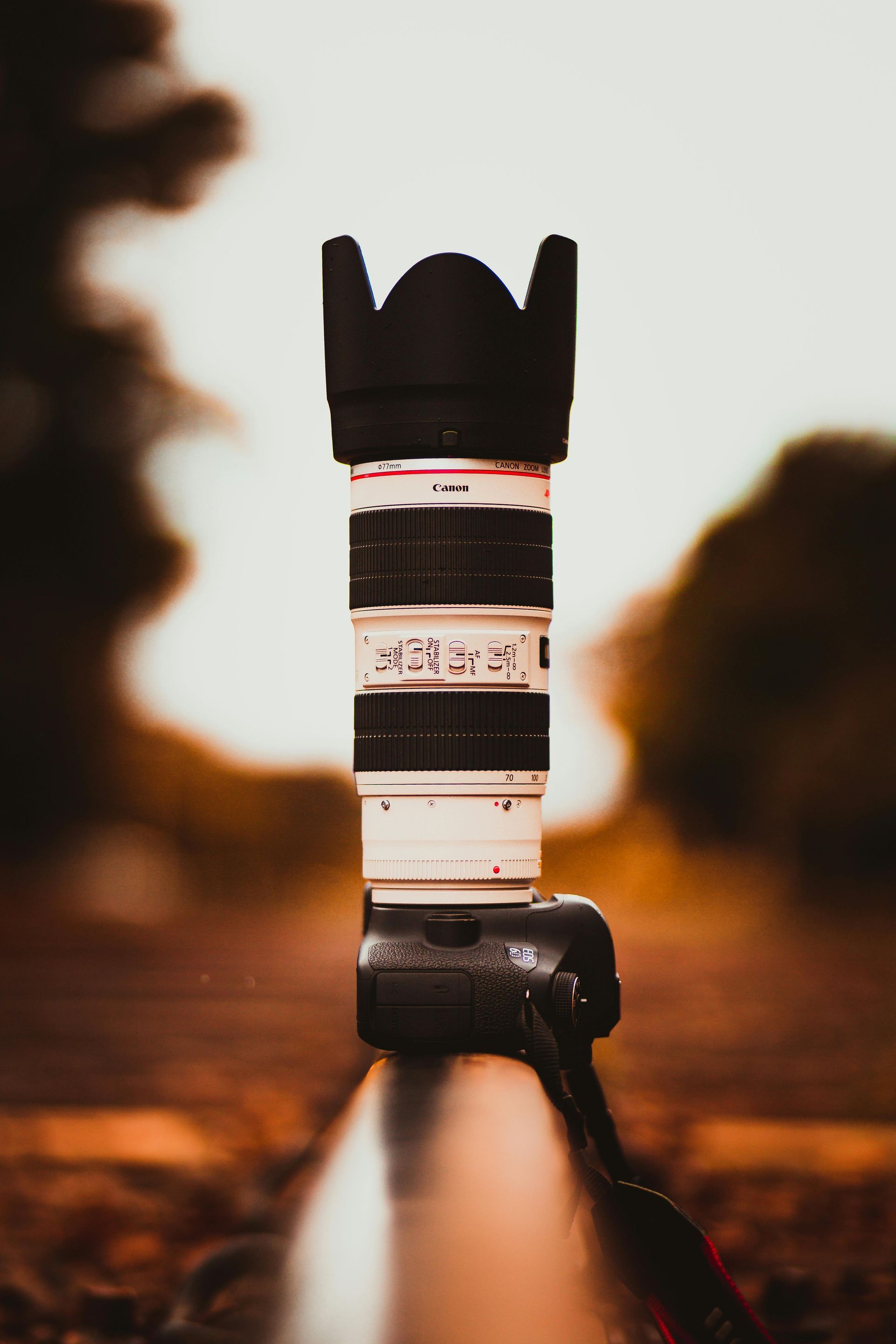 Un objectif d'appareil photo est posé sur un trépied.