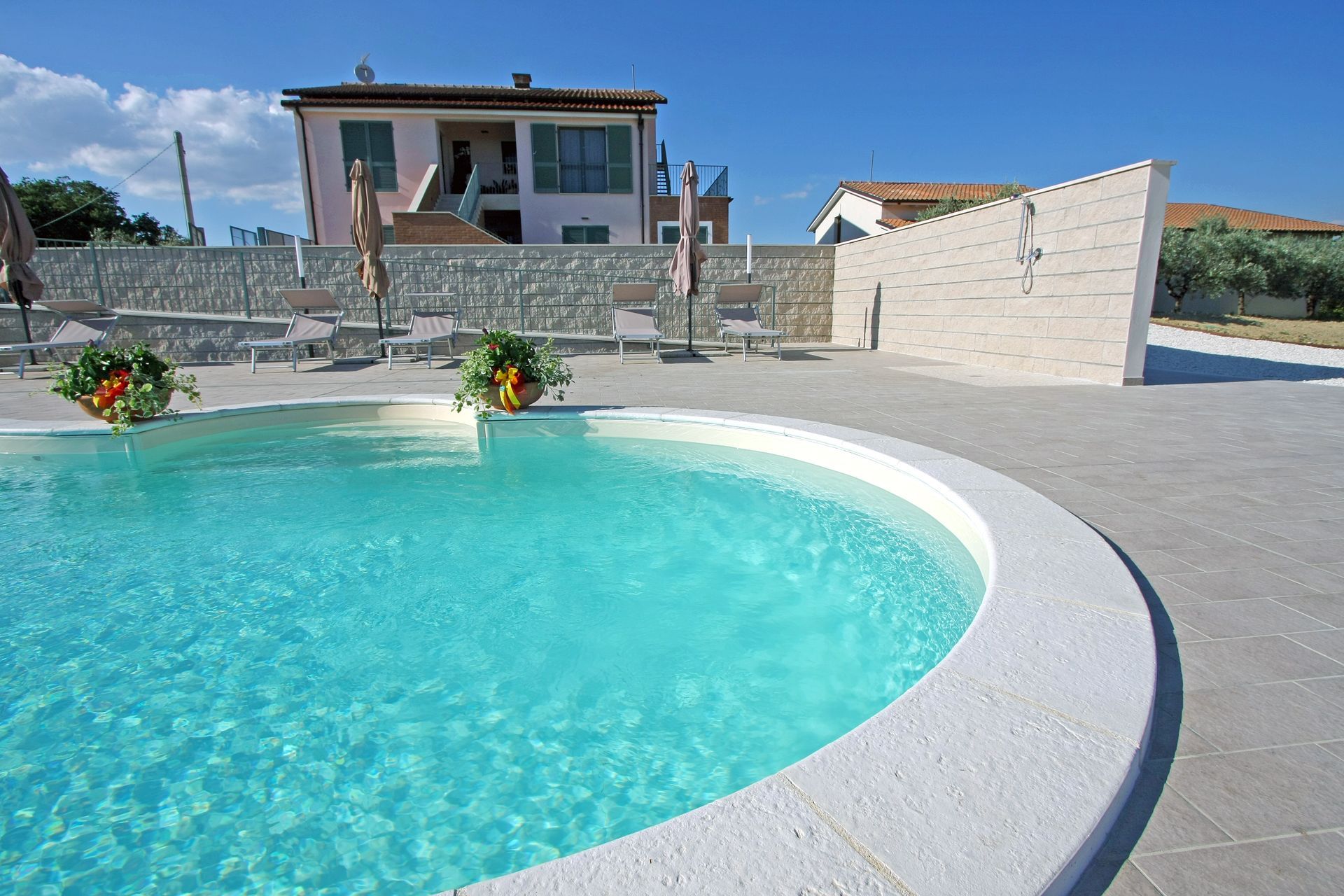 In una giornata di sole, una piscina con acqua cristallina color turchese