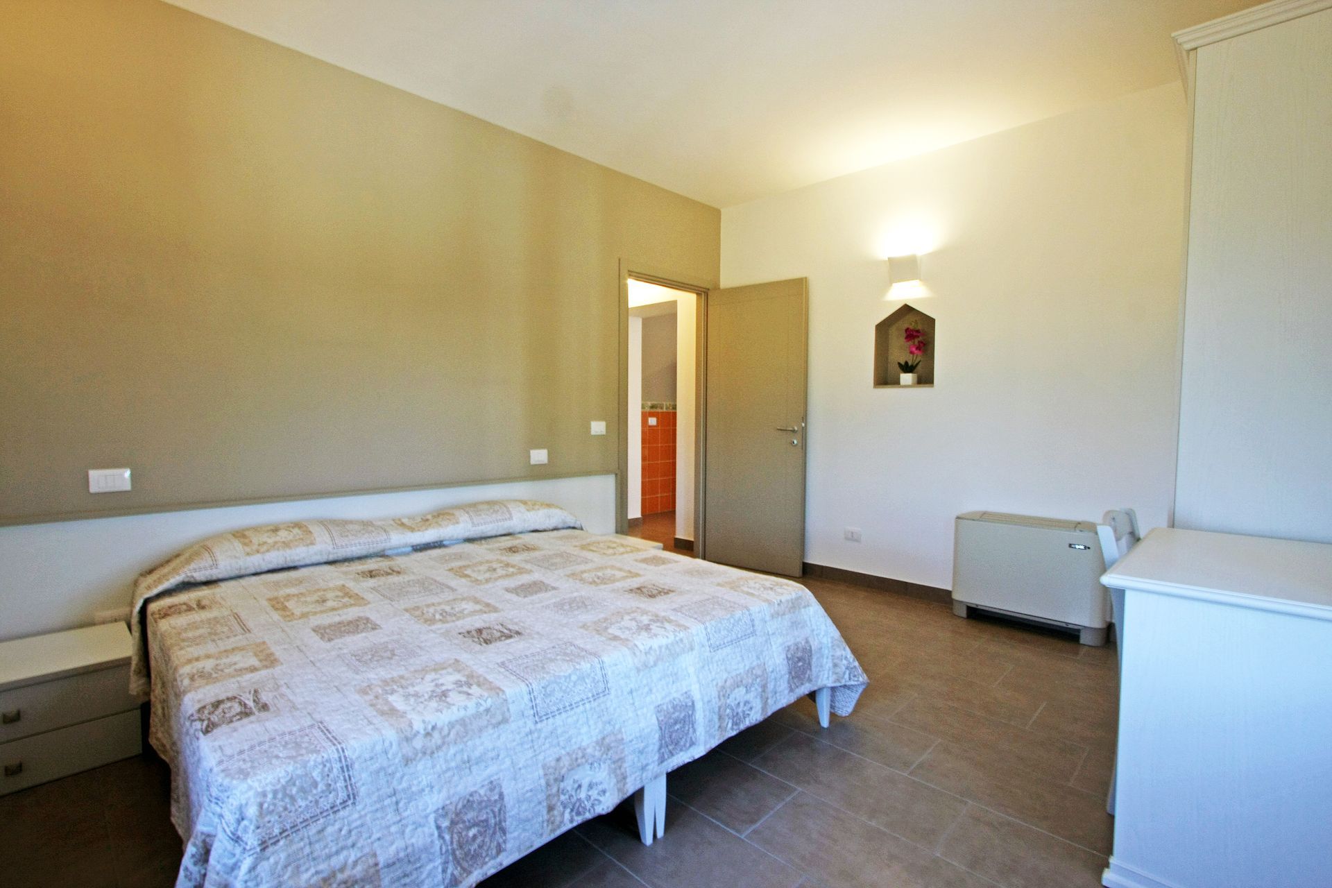 Una camera da letto con letto matrimoniale,