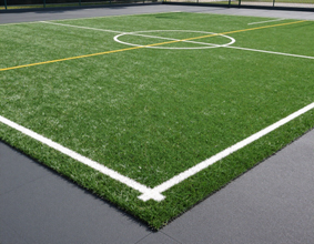 Cancha multiusos con pasto sintético de alto rendimiento