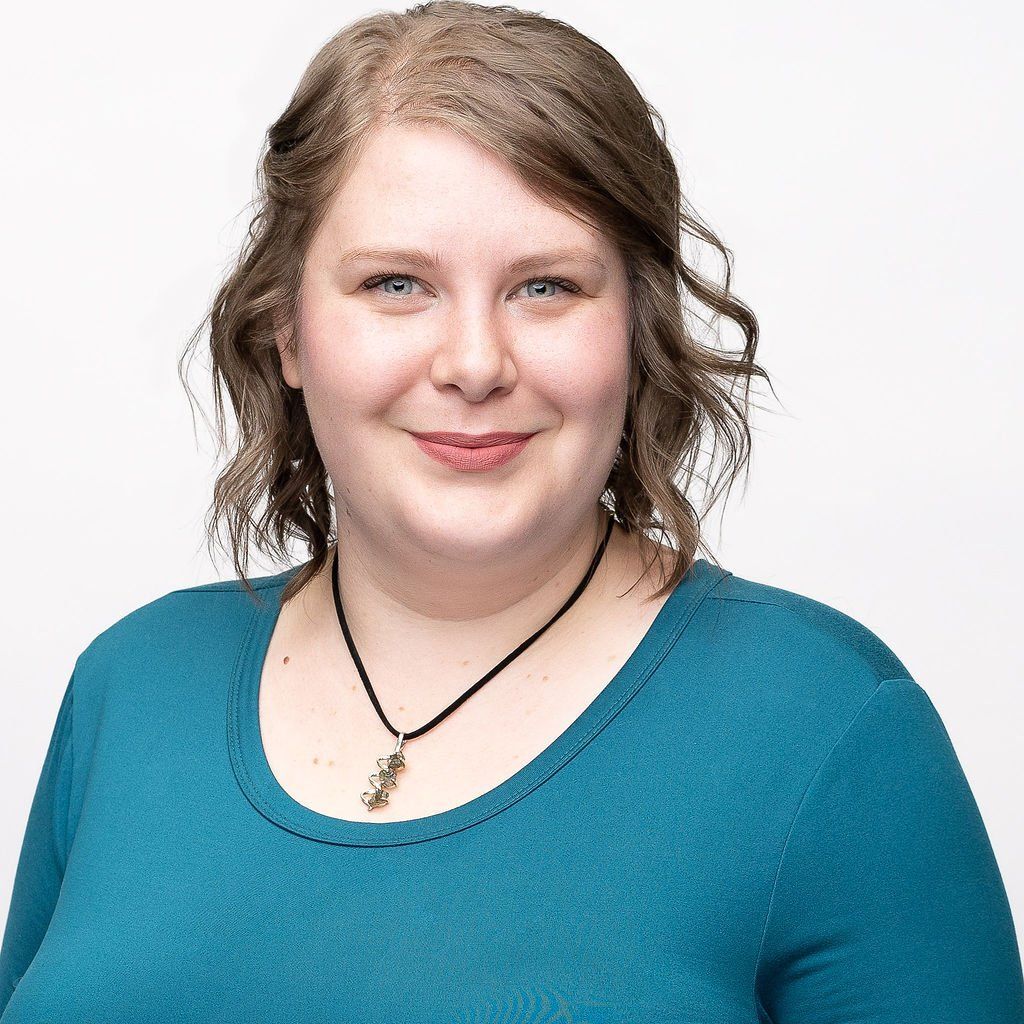 Amanda Lewis Headshot