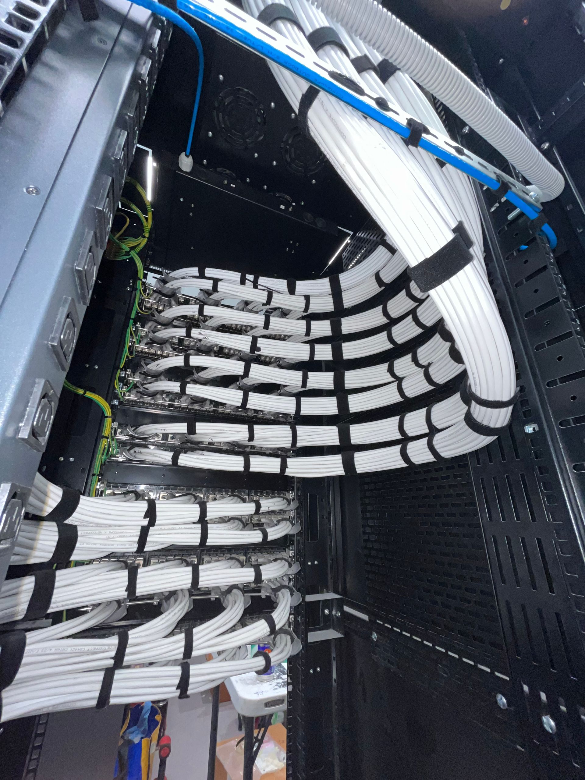 Neat data cabling