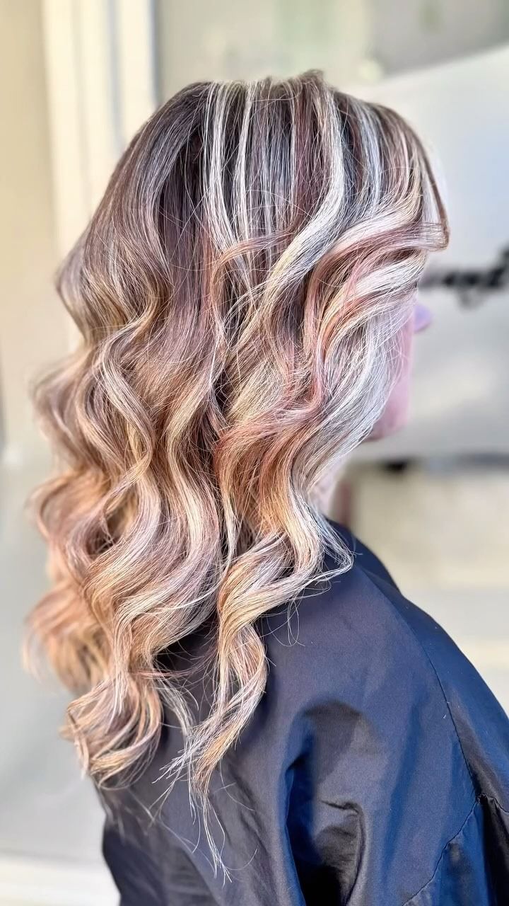 Una donna si sta tingendo i capelli in un salone.