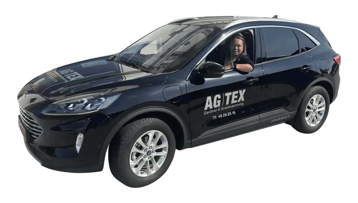 Sort AG-TEX SUV med fører synlig gennem det åbne vindue, isoleret på hvid baggrund