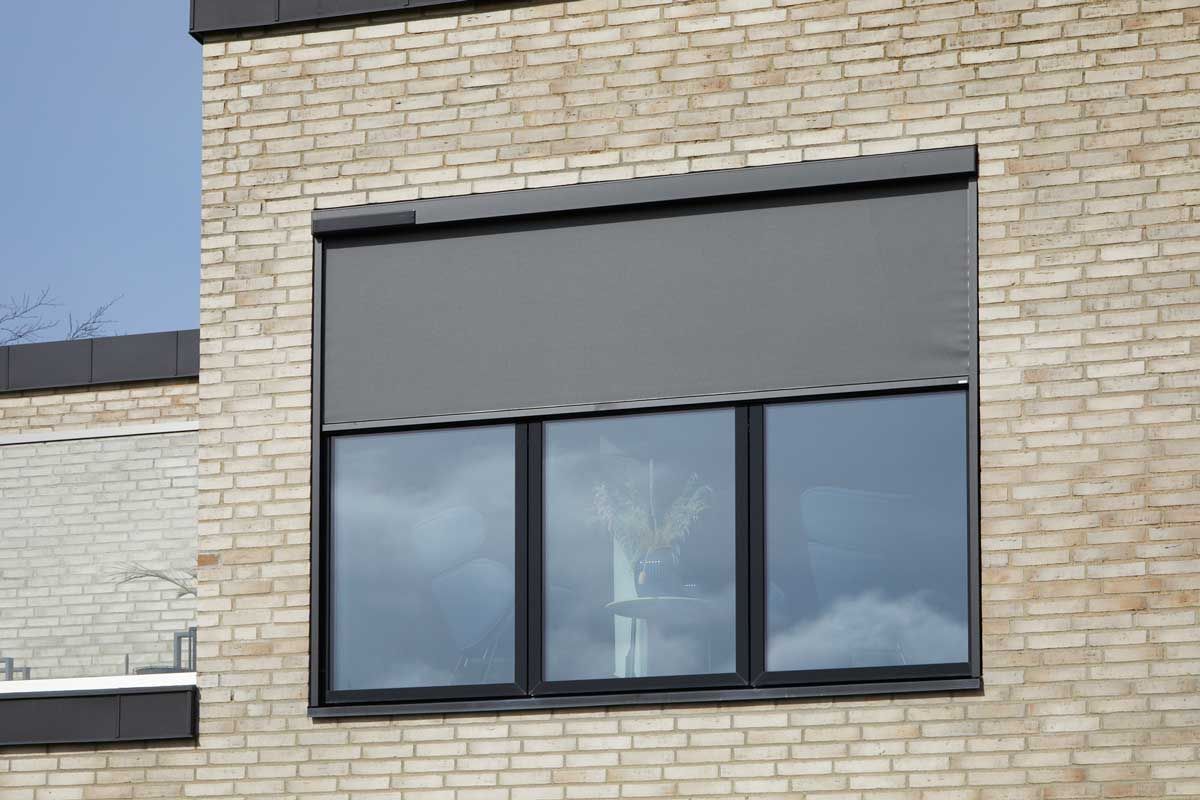Udvendig screen monteret på stort vinduesparti på sydvendt facade – AG-TEX