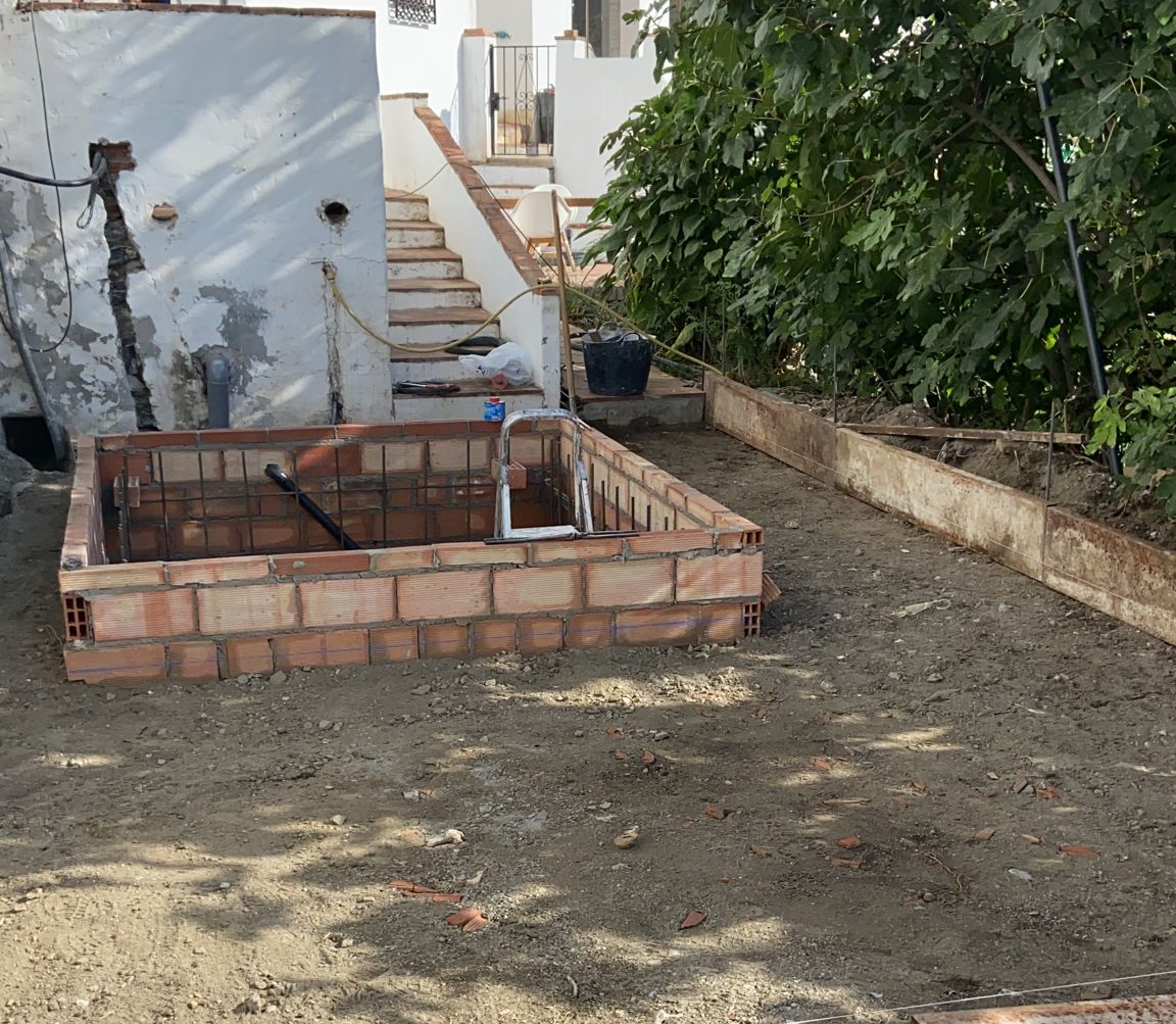 De aanleg van het dompelbad in de tuin van La Casita Secreta