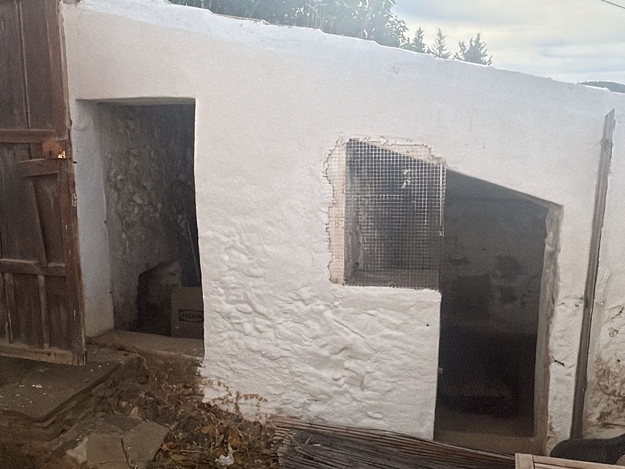 De schuurtjes voor de renovatie van de patio