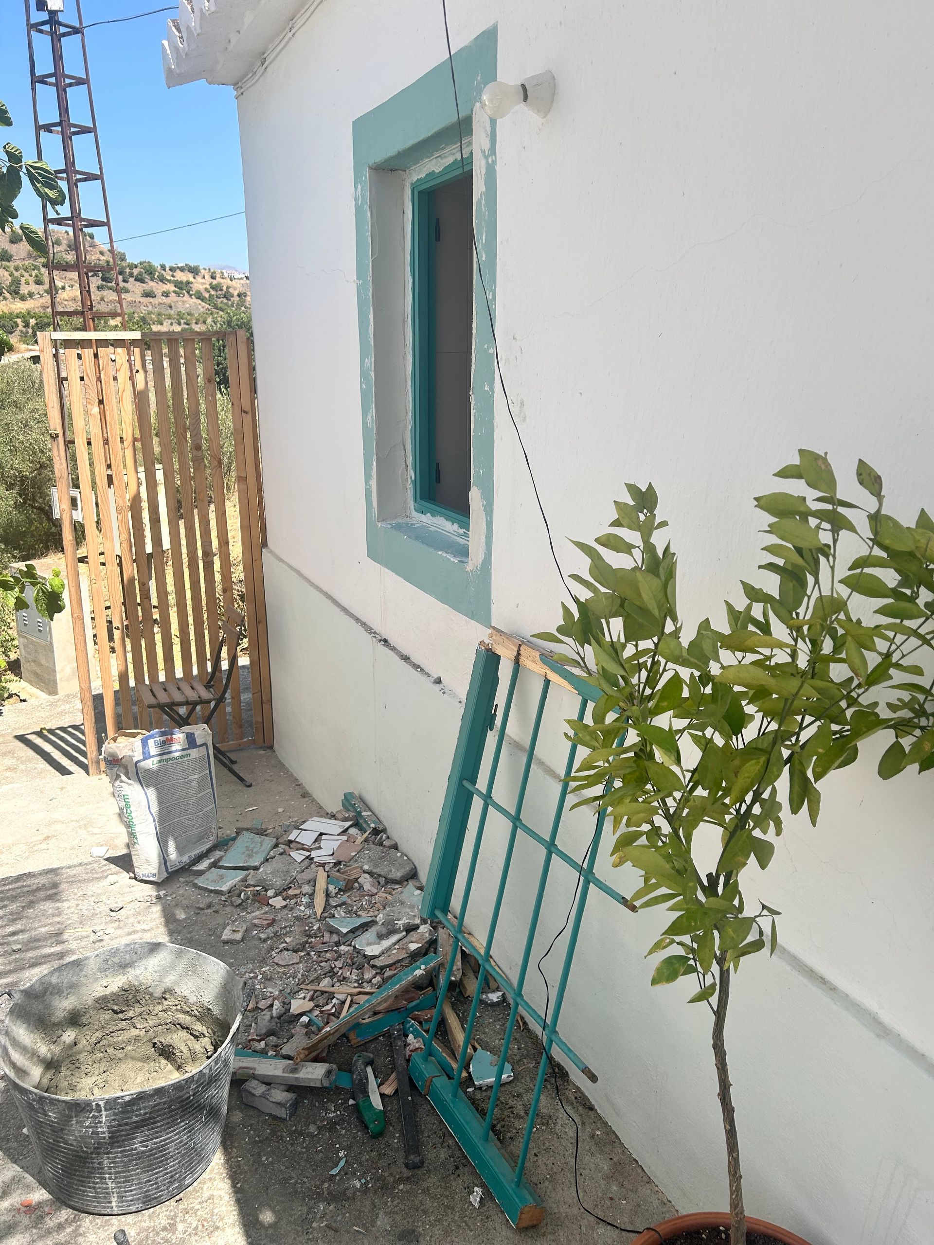 Het nieuwe raamkozijn is geplaatst in de keuken van Casa Azahar