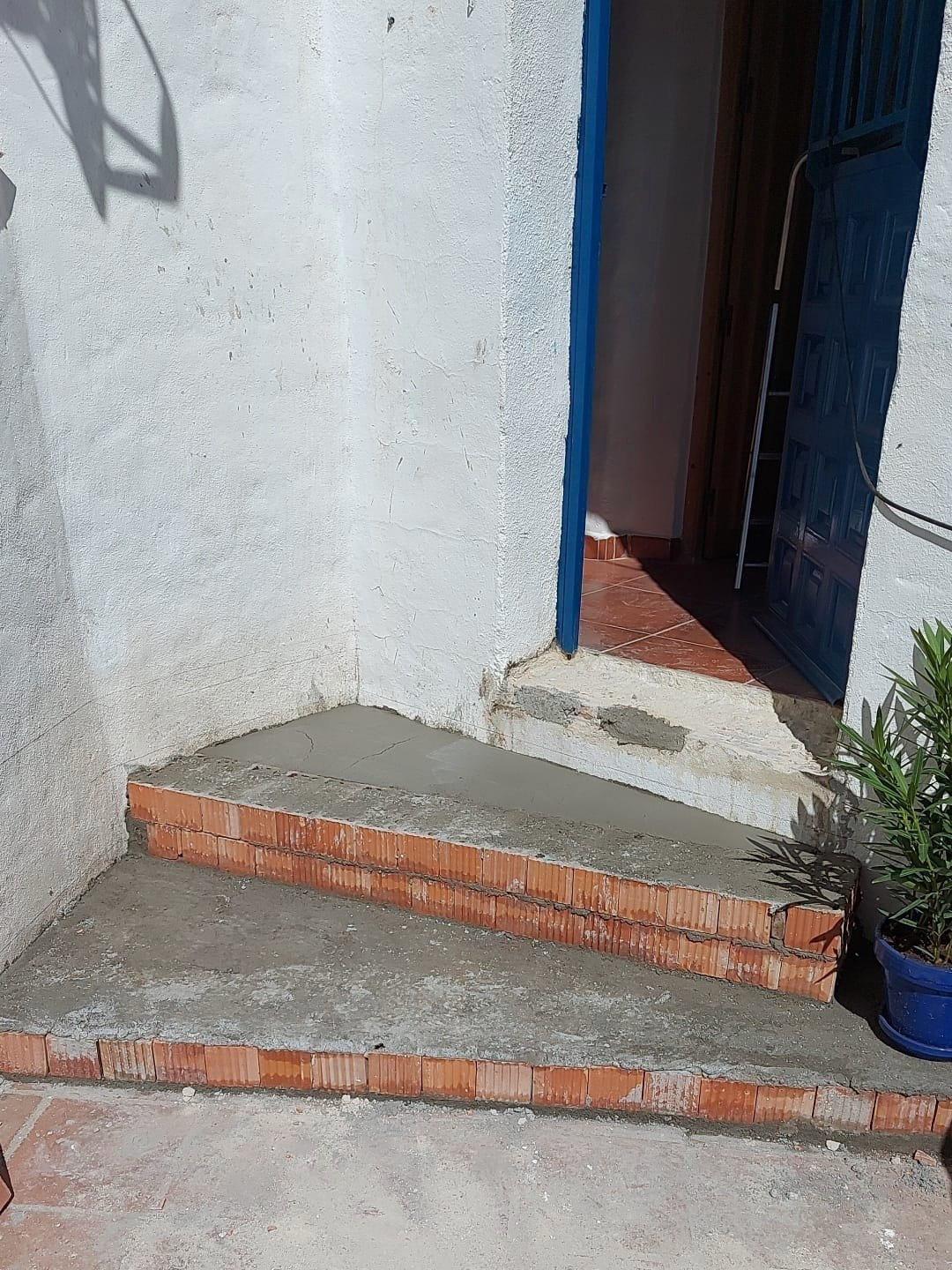 Nieuwe trappen bij de entree van La Casita Secreta