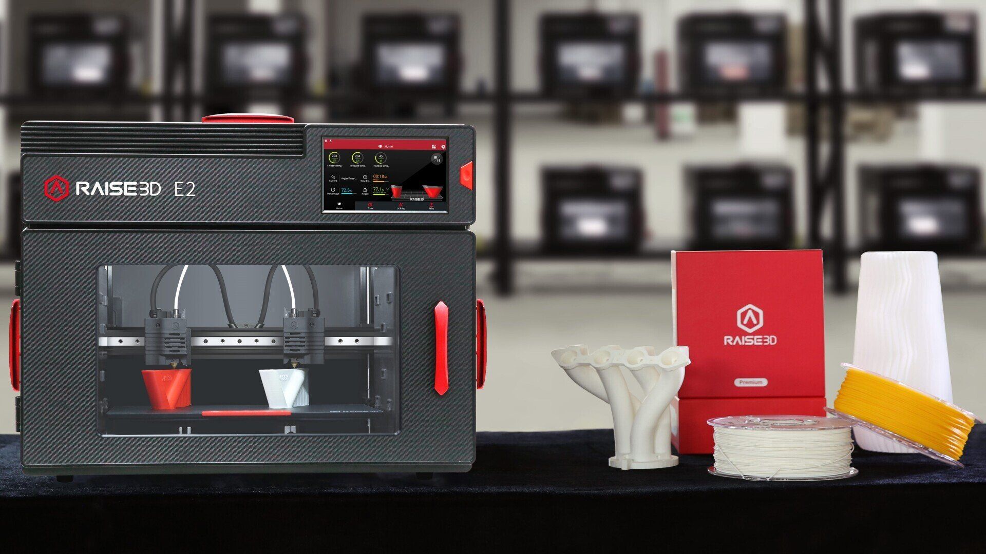 Een 3D-printer staat op een tafel naast een doos met filament.