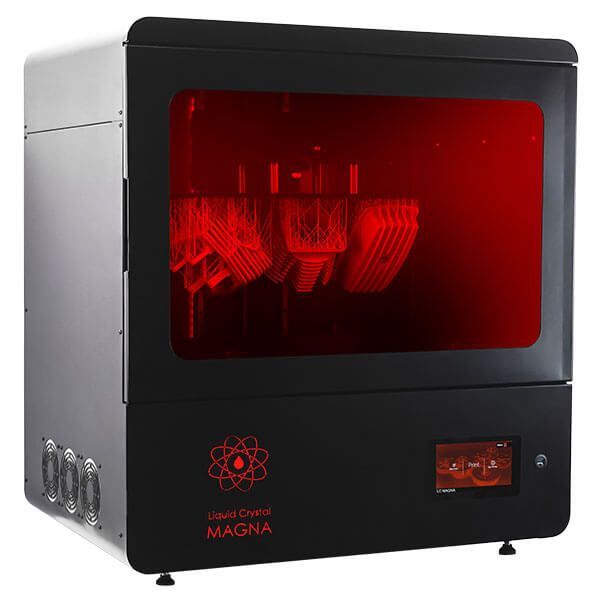 Een 3D-printer met het woord magna erop