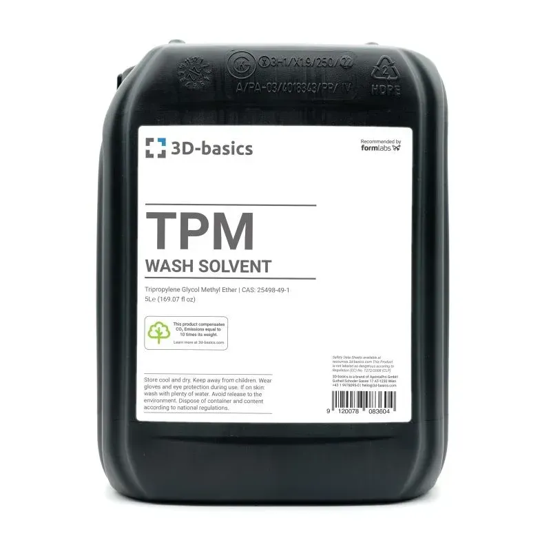 Tpm wash solvent is een zwarte verpakking met een wit etiket.