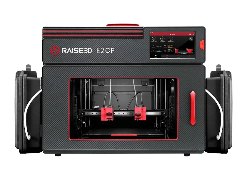 Een zwart-rode 3D-printer staat op een witte tafel.