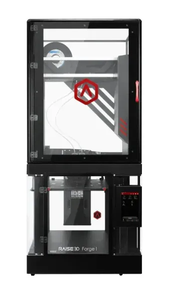 Een 3D-printer staat op een tafel op een witte achtergrond.