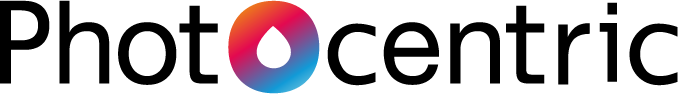 Een afbeelding van het fotocentrische logo op een witte achtergrond.