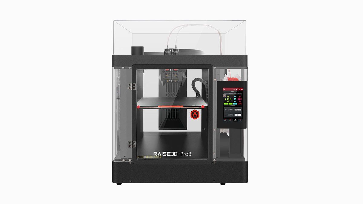Een 3D-printer staat op een tafel op een witte achtergrond.