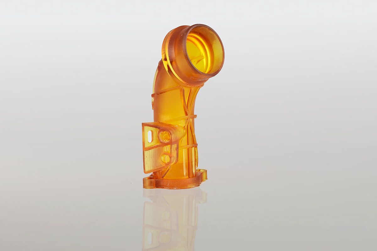 Een close-up van een plastic pijp op een wit oppervlak.
