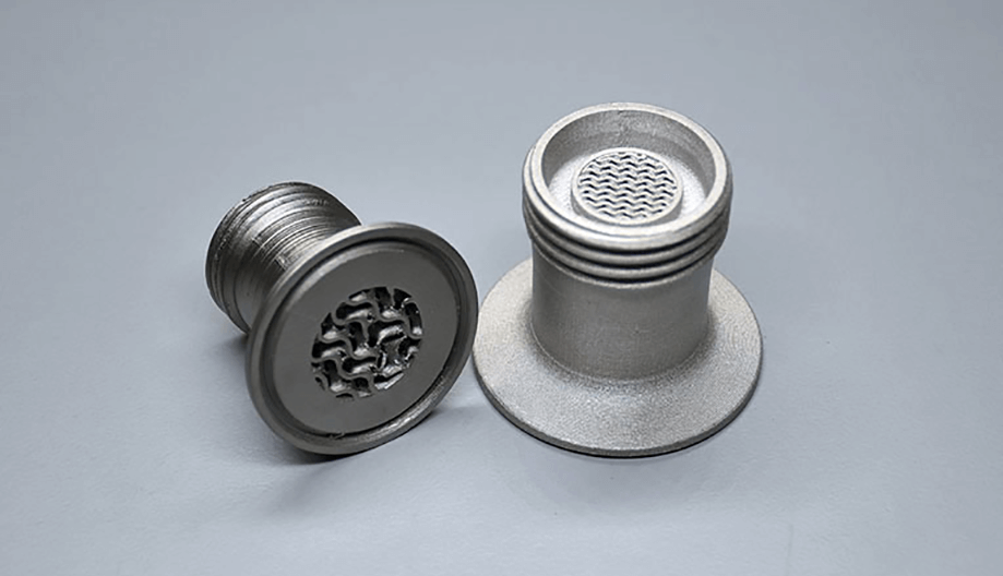 Twee metalen voorwerpen liggen naast elkaar op een tafel.