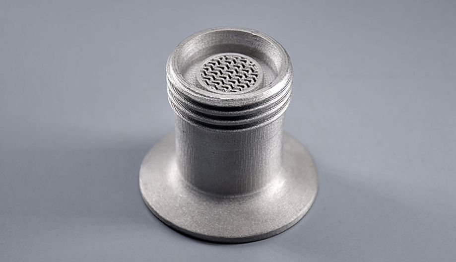 Een metalen voorwerp met een gat in het midden ligt op een tafel.