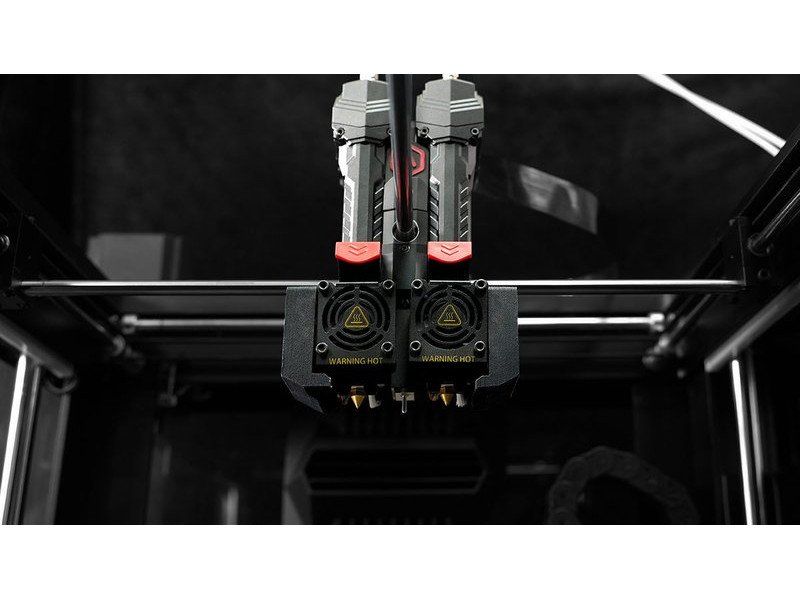 Een close-up van een 3D-printer met twee ventilatoren.