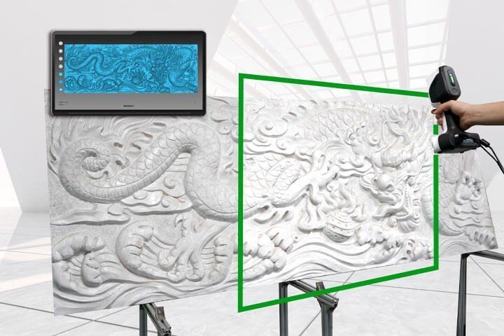 Een persoon houdt een scanner voor een standbeeld van een draak.