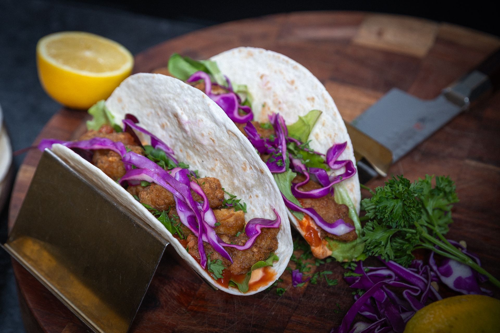 Stökkur tempura humar í mjúkum tortillas með fersku salati, hnetum og spæsí mæjó.