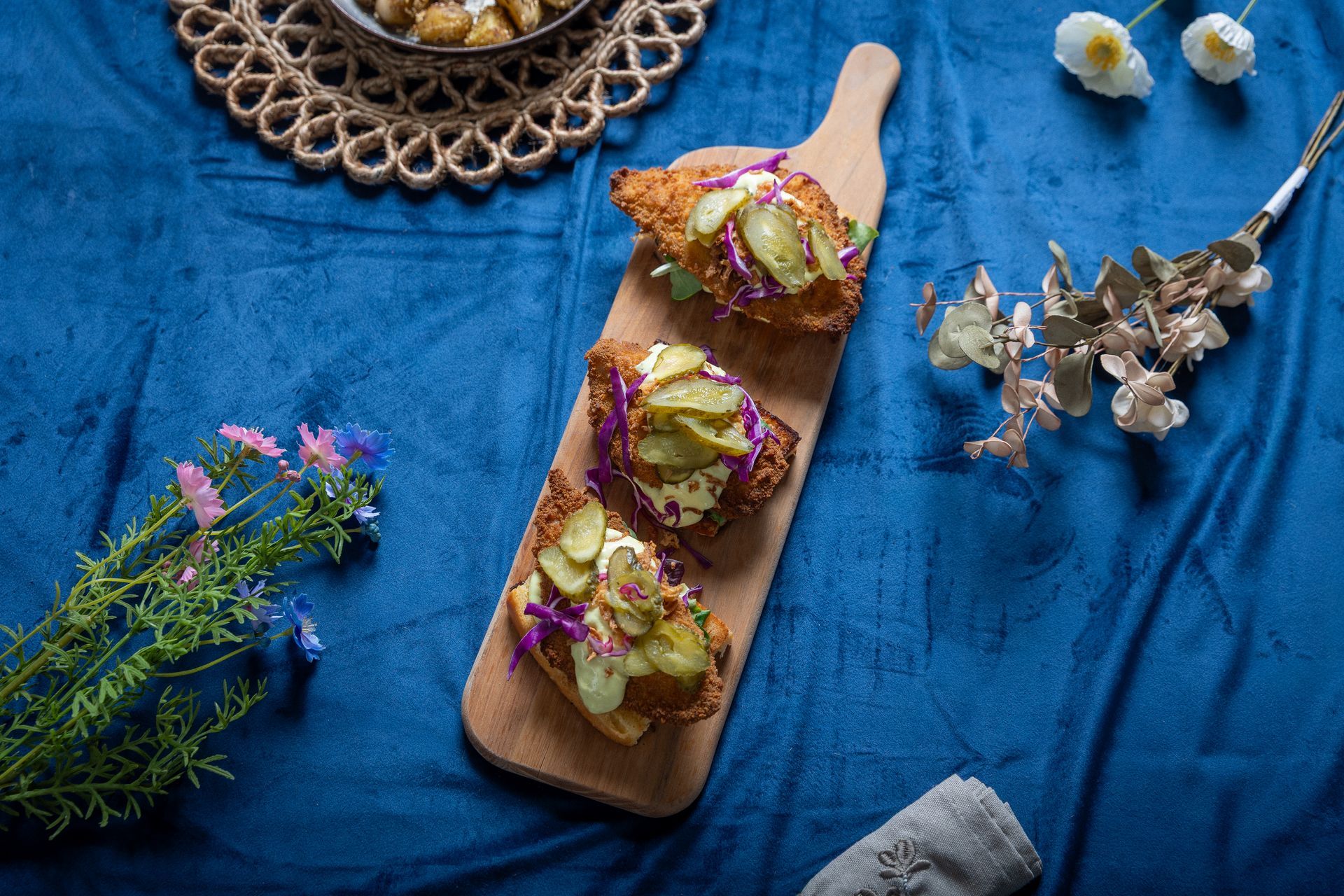 Stökk rauðspretta á smjörsteiktu brioche brauði með remúlaði, rauðkáli og steiktum lauk .