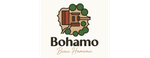 Logo voor Bohamo, met een bruine gebouwcontour omringd door groene bomen op een beige achtergrond.