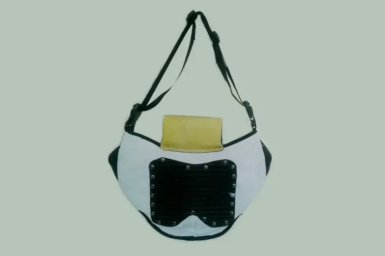 Un protector pectoral blanco y curvado con una almohadilla central acanalada negra y una correa ajustable negra para el cuello.