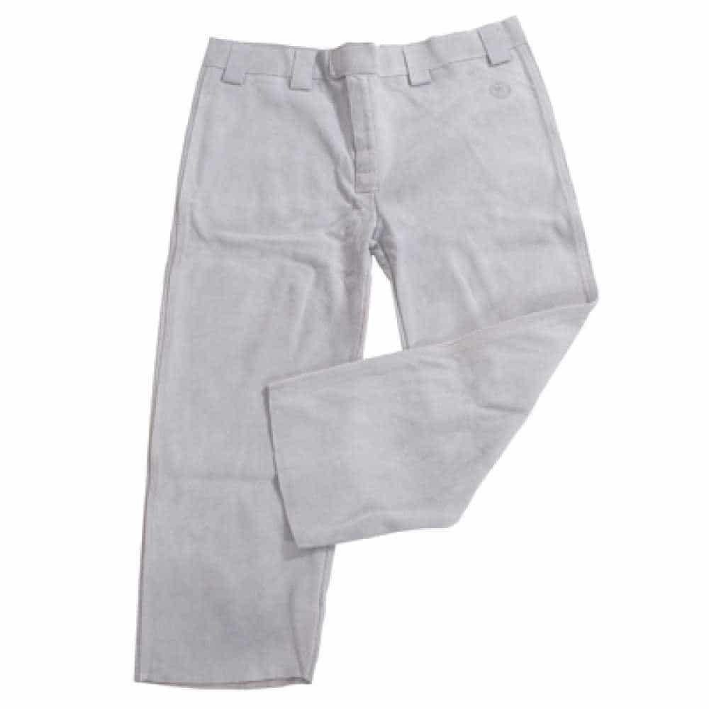 Una persona que lleva polainas altas de cuero gris claro sobre los zapatos y las espinillas, está de pie sobre un suelo de baldosas.