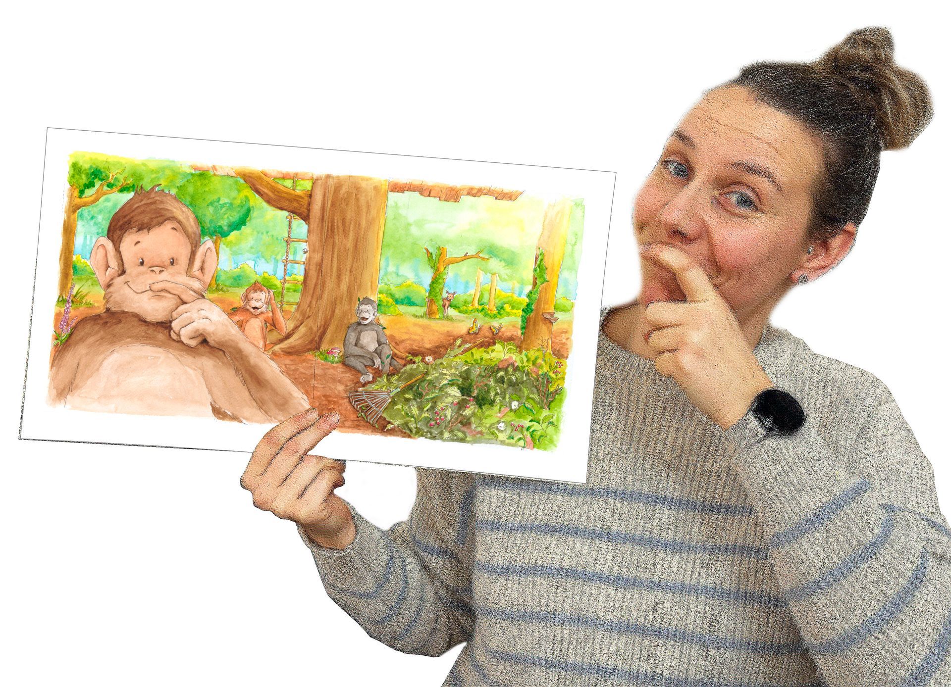 Vrouw met een kindertekening van een baby, een eekhoorn en een boom in haar handen, lachend naar de camera.