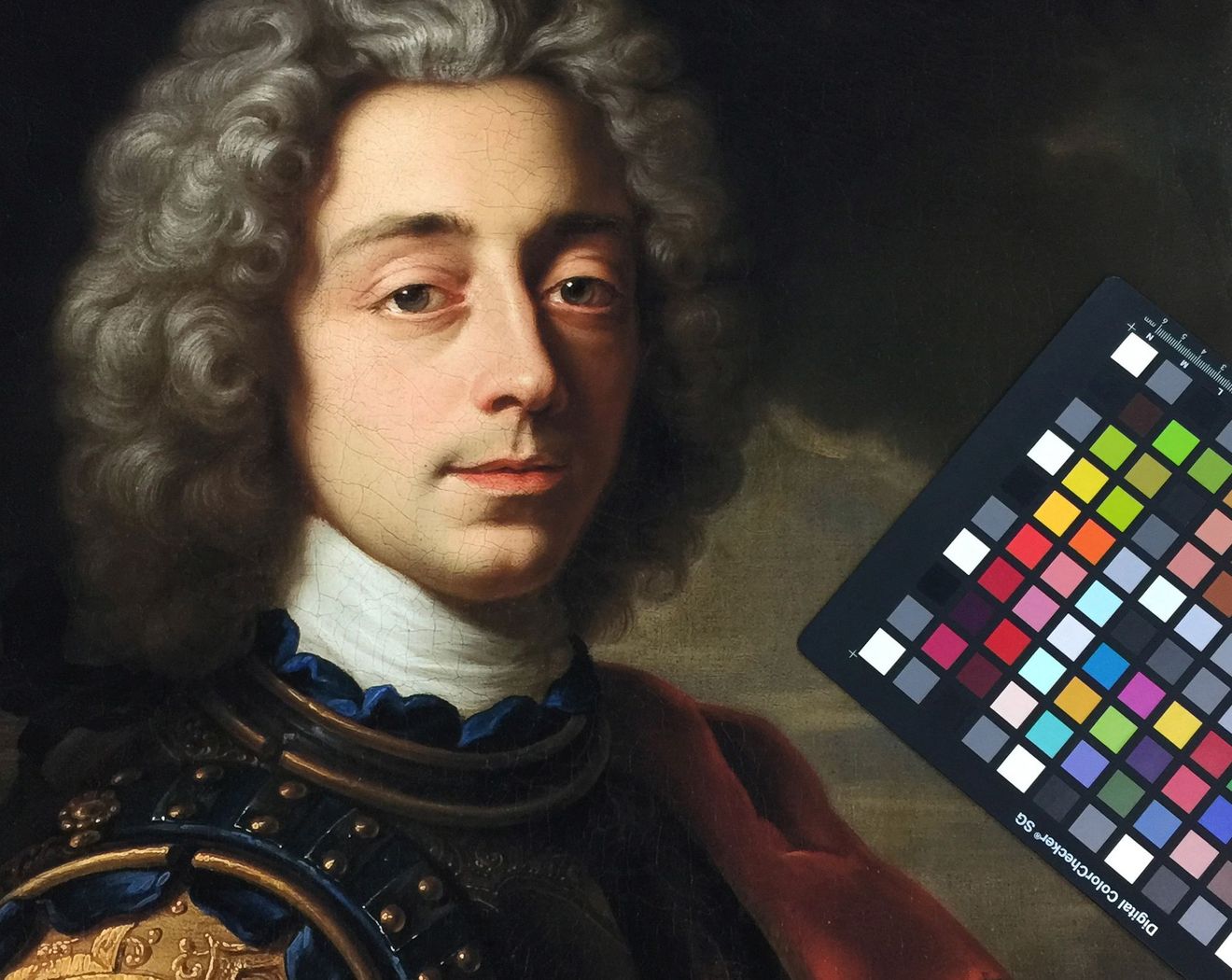Portret van een edelman met gepoederde pruik naast een kleurenkalibratiekaart, tegen een donker geschilderde achtergrond.