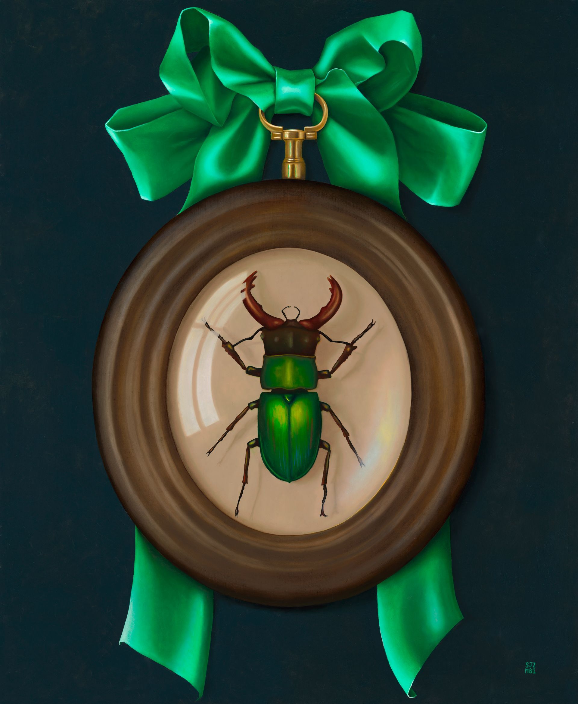 Groene keverhanger in een ovale lijst met een grote groene strik en lint op een donkere achtergrond.