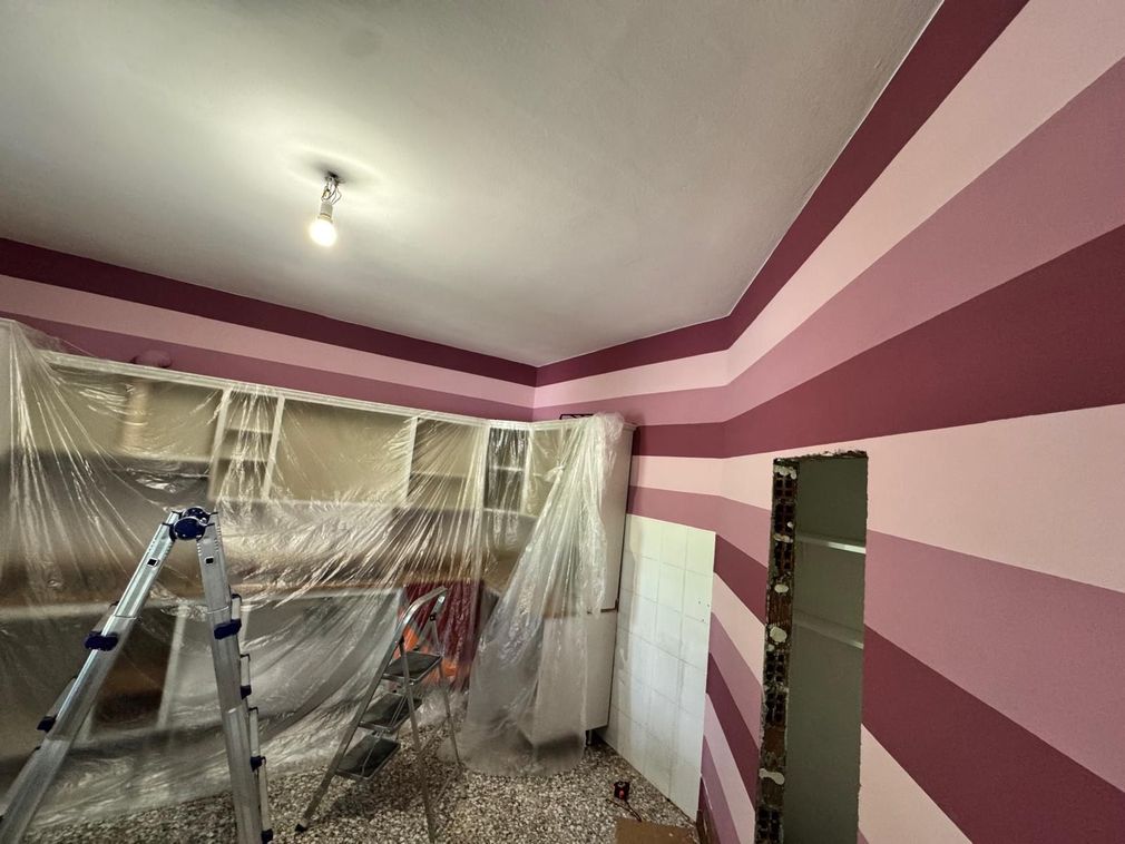 Facciata di edificio in ristrutturazione con ponteggio