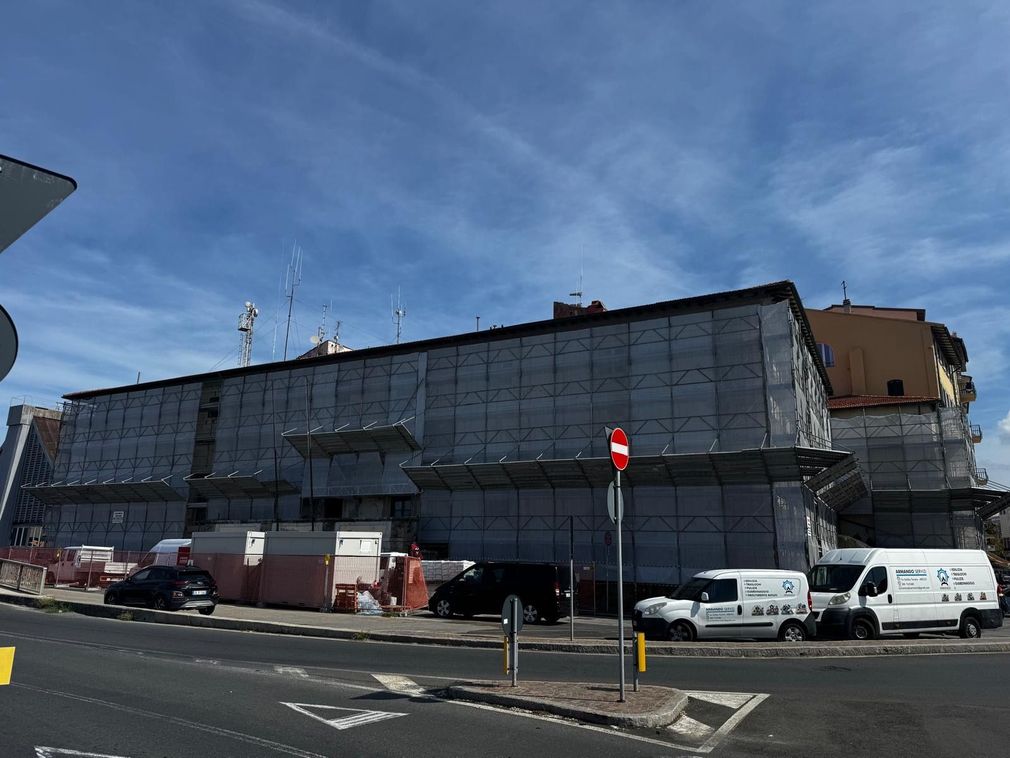Cantiere edile con operai al lavoro