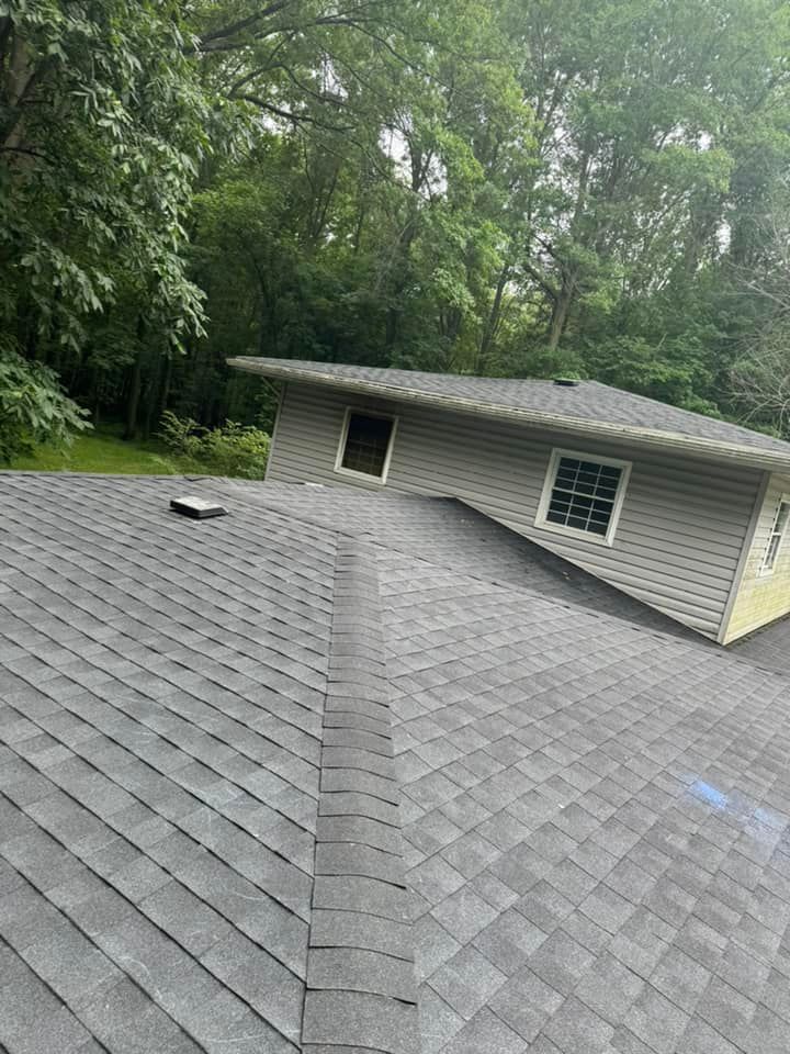 A house with a roof that is on the side of it.