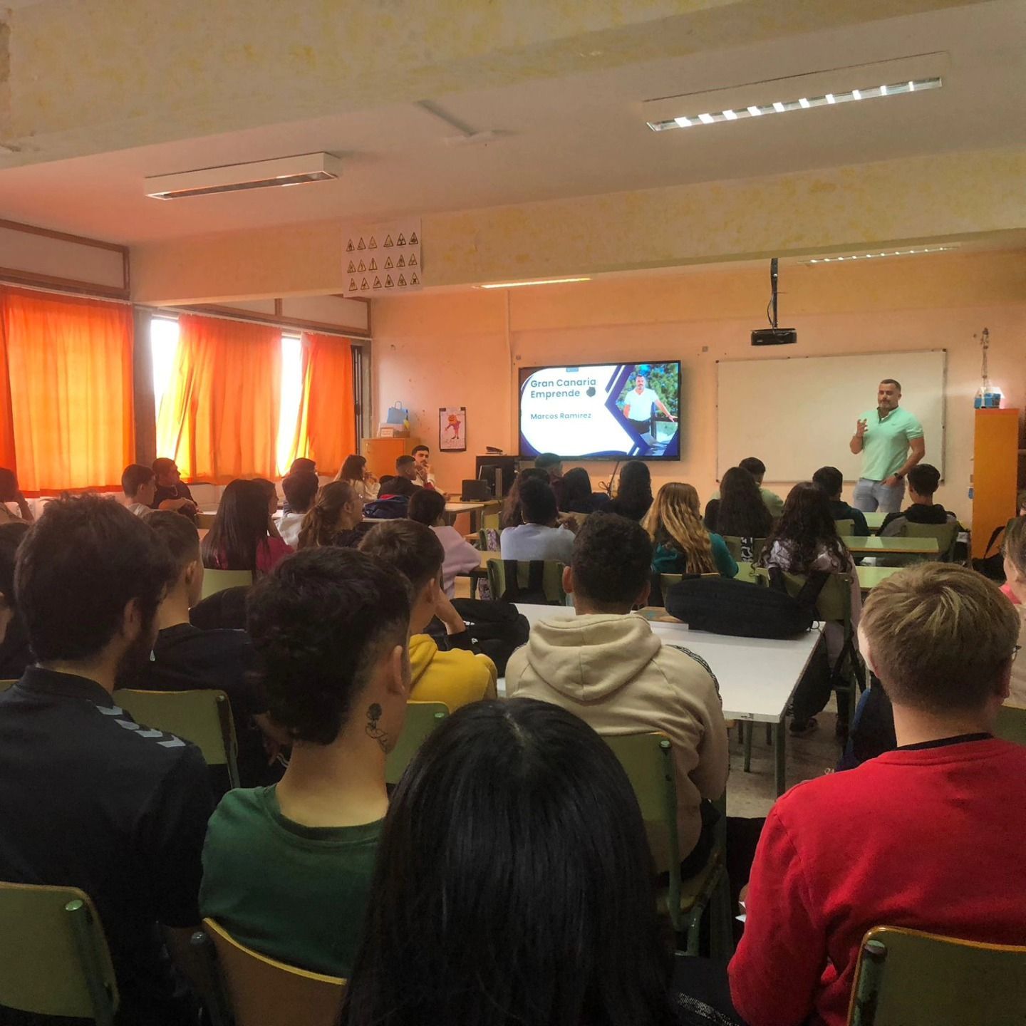 Marcos Ramírez imparte una charla sobre emprendimiento ante el alumnado del IES Arucas Domingo Rivero.